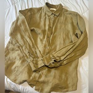 Linen blouse in olive green size xl from Uniqlo.